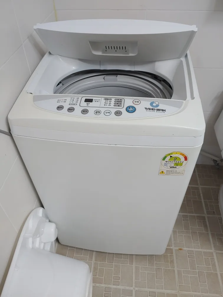 지난달에 중고로 산 세탁기에요 이사가서 내놓습니다