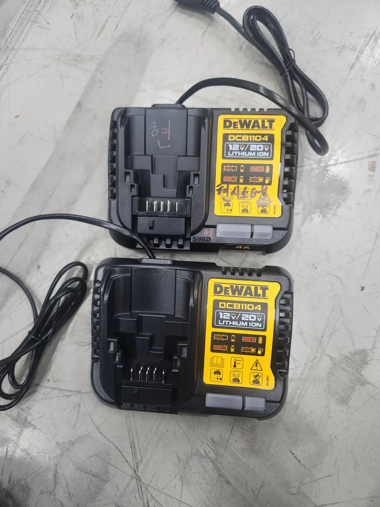 디월트충전기 중고품 팝니다