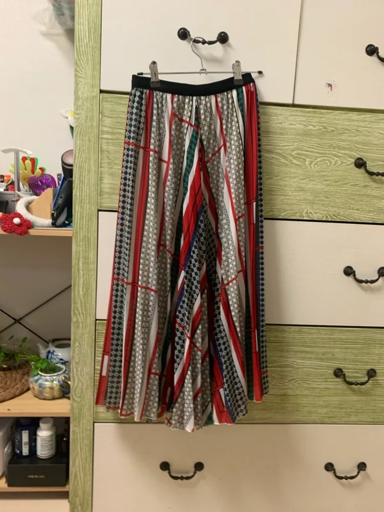 치마,원피스,검정자켓,니트 10벌 팔아요. 시이즈는 55입니다. 중고로 환불이나 교환 안되요.