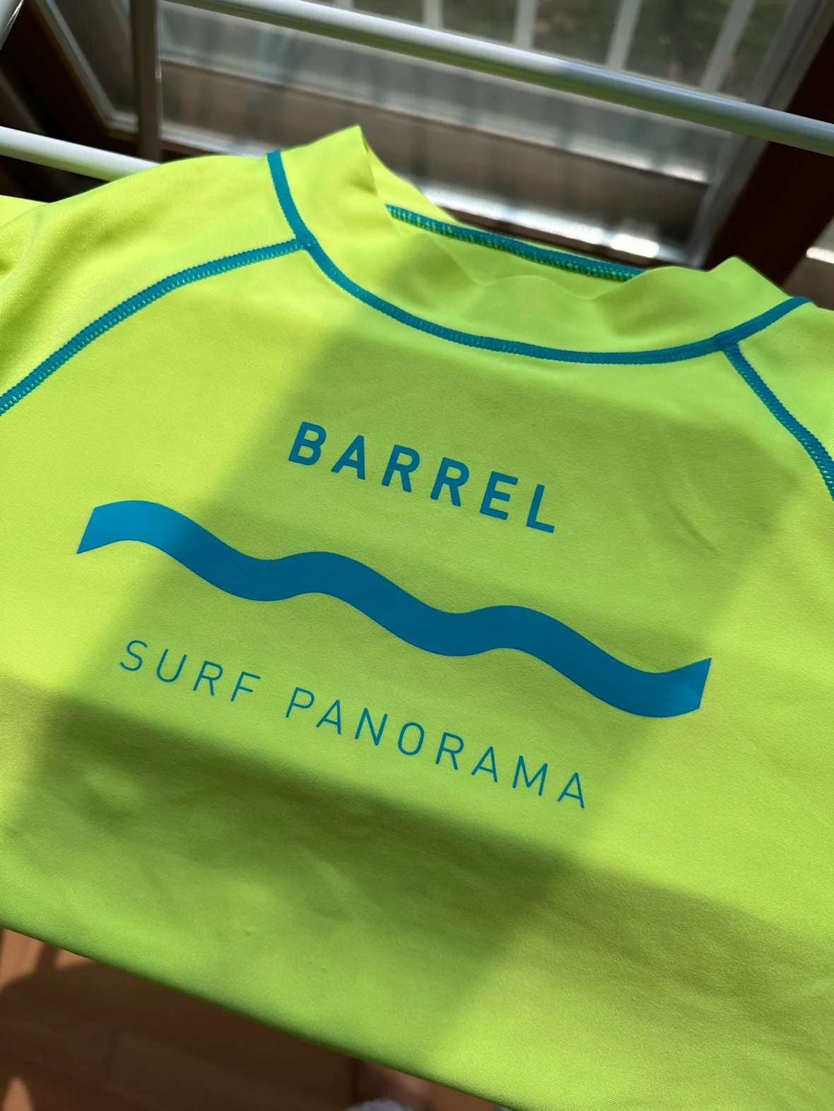 베럴 크롭탑 레쉬가드