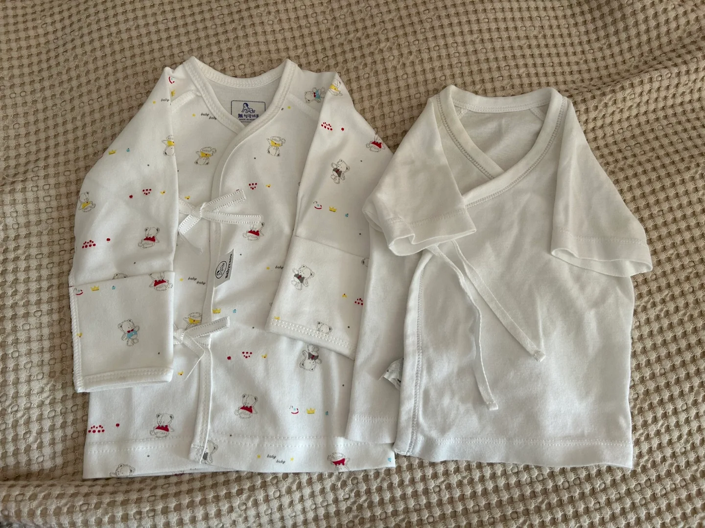 배냇저고리 2벌 일괄 (베이비랑 새제품+유니클로 중고품)