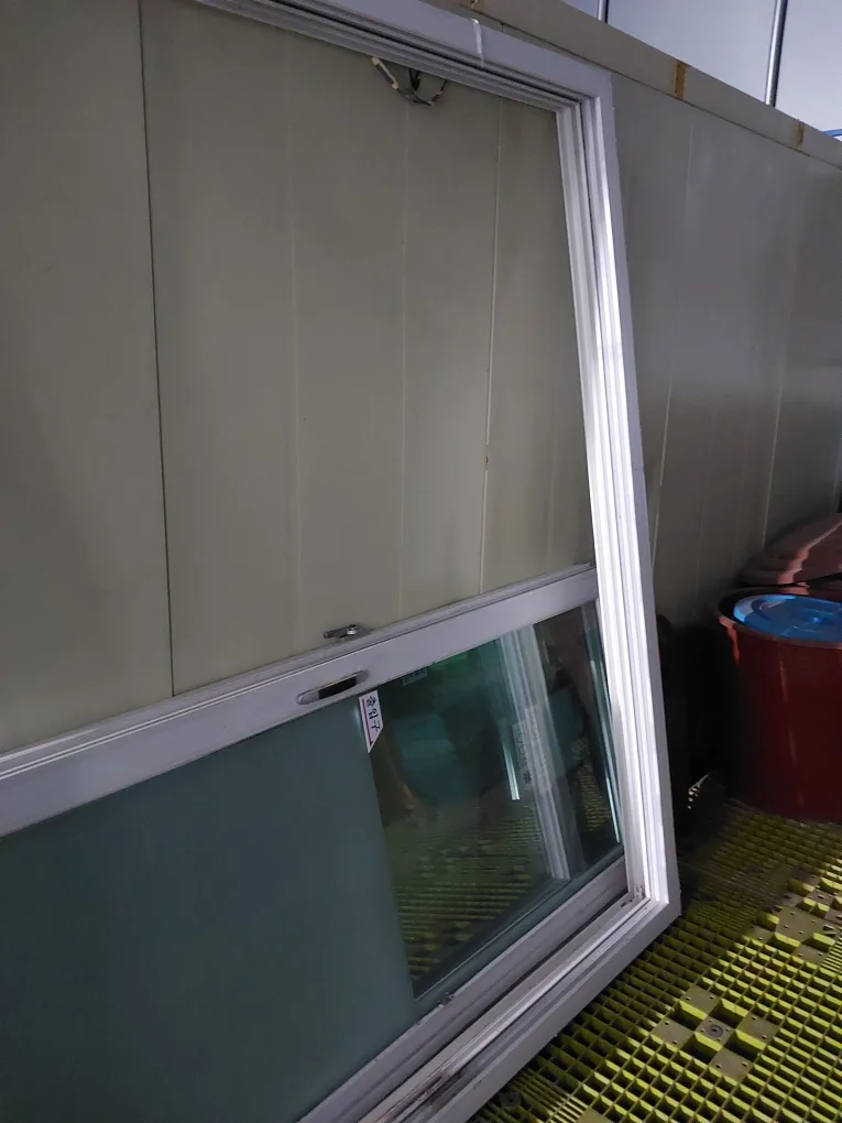 샷시와구.문짝2개.가로1800.세로2100입니다자동문달면서띠어논것입니다