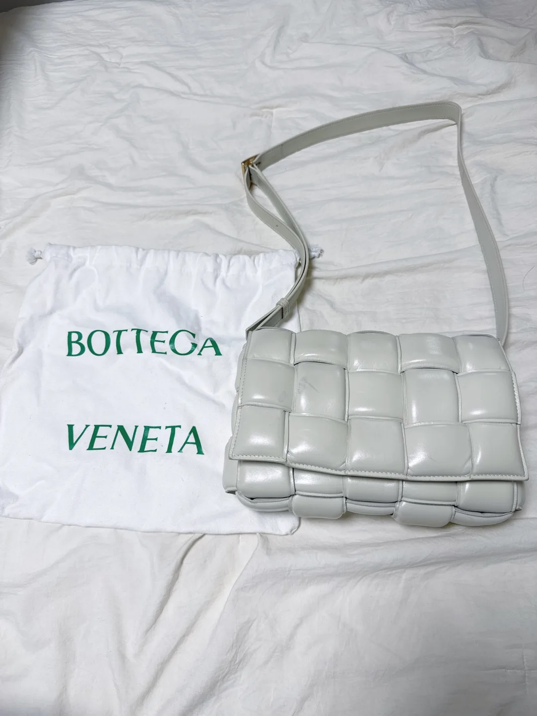 보테가베네타 패딩 카세트백 -중고