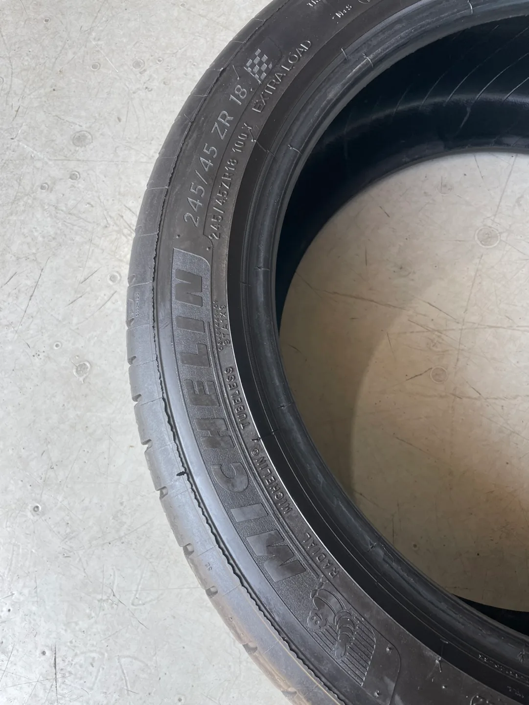 미쉐린 파일럿 스포츠 올시즌4 18인치 2짝 중고타이어 판매