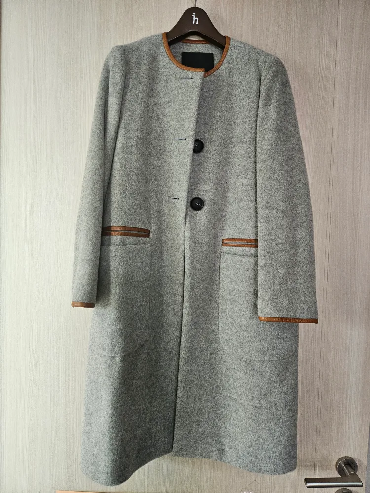 옷장정리중 회색 코트!!