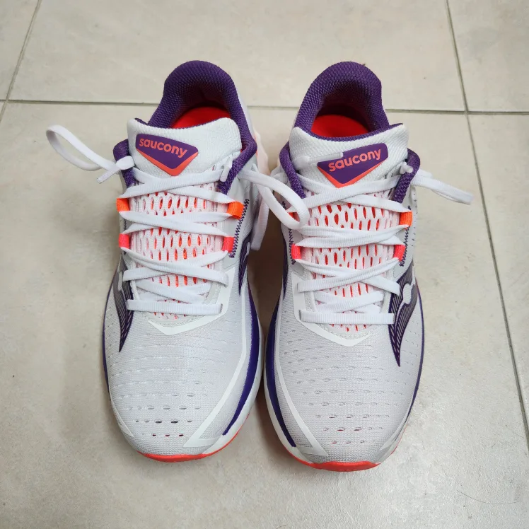 러닝화 써코니 엔돌핀스피드4(230,US6.5)