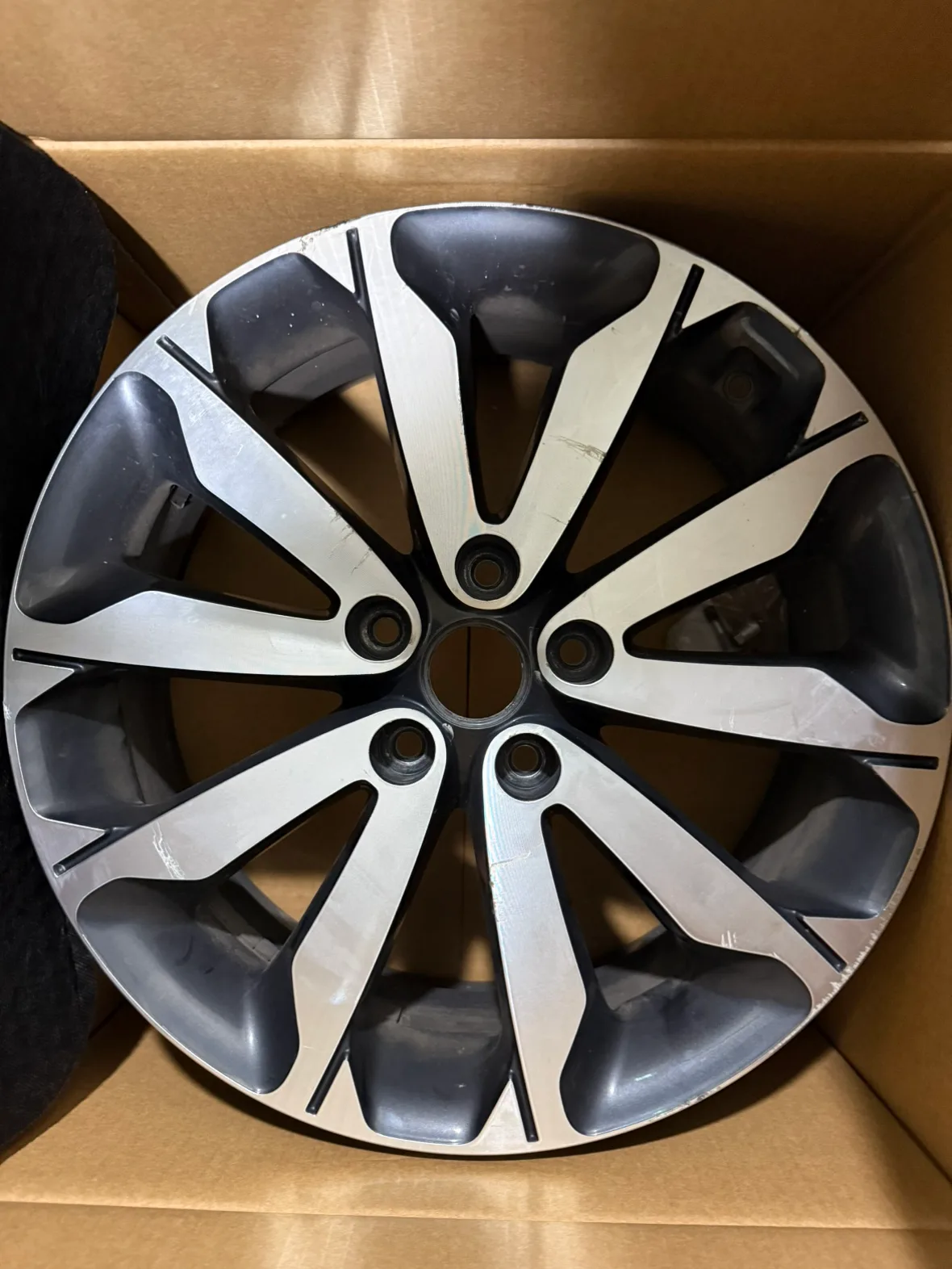 중고 휠  1개 스포티지QL (스크레치있음)