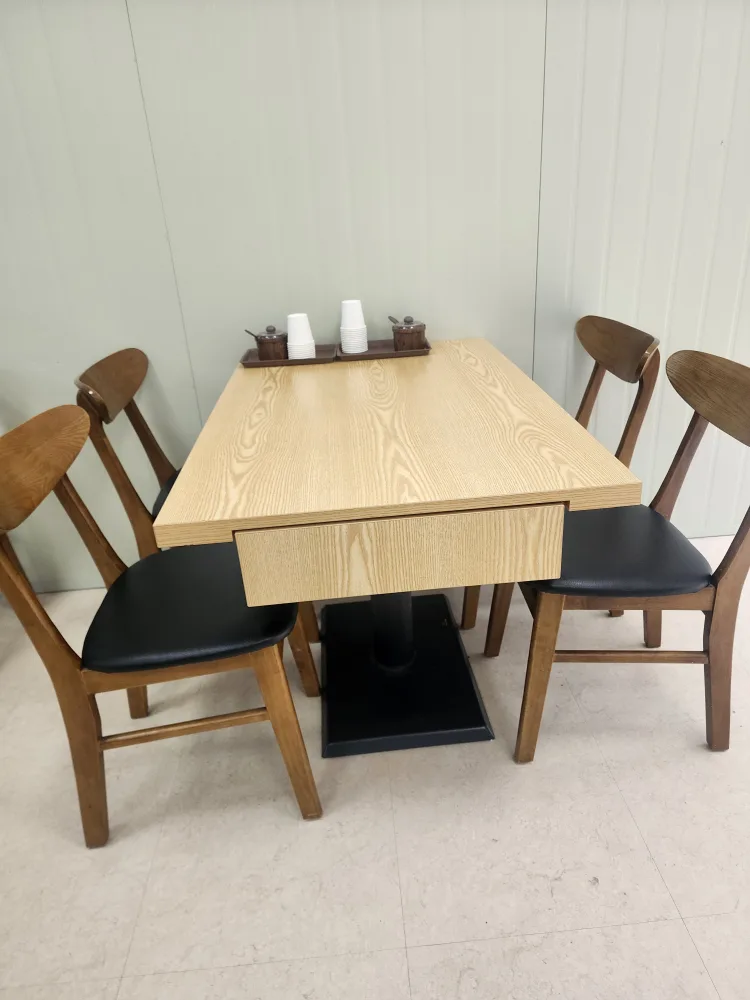 중고 식당용테이블 (의자4개포함) 수저통있음