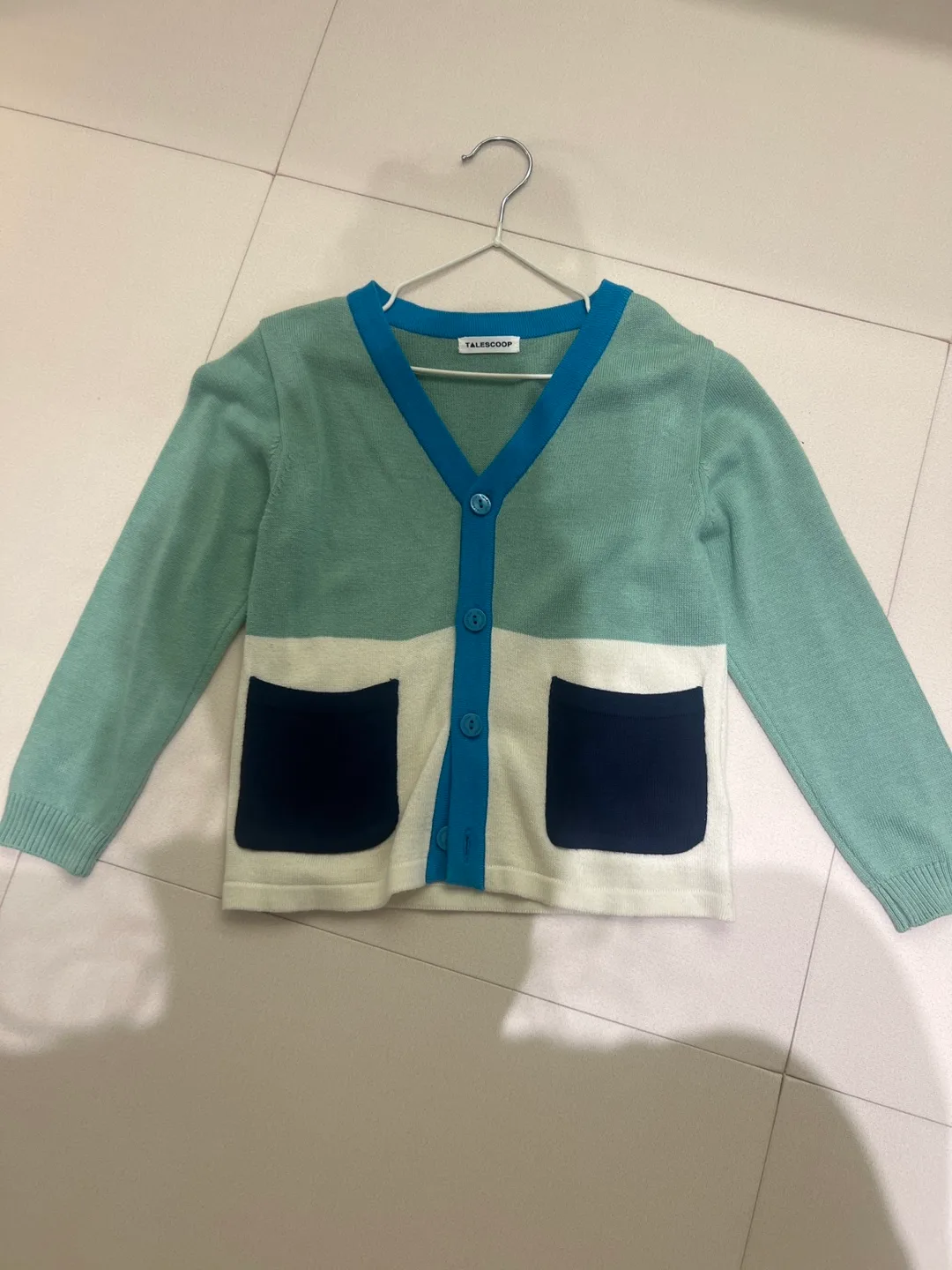 테일스쿱 브랜드 옷 중고로 판매합니다. 거의 새옷 같아요