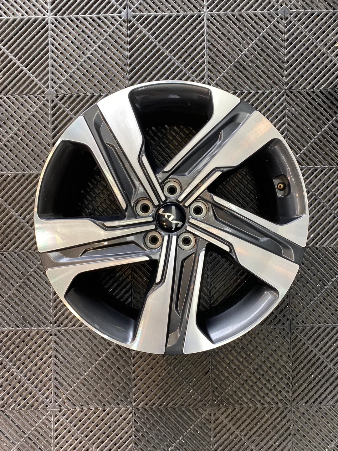 쏘렌토 중고 휠 1개 팝니다