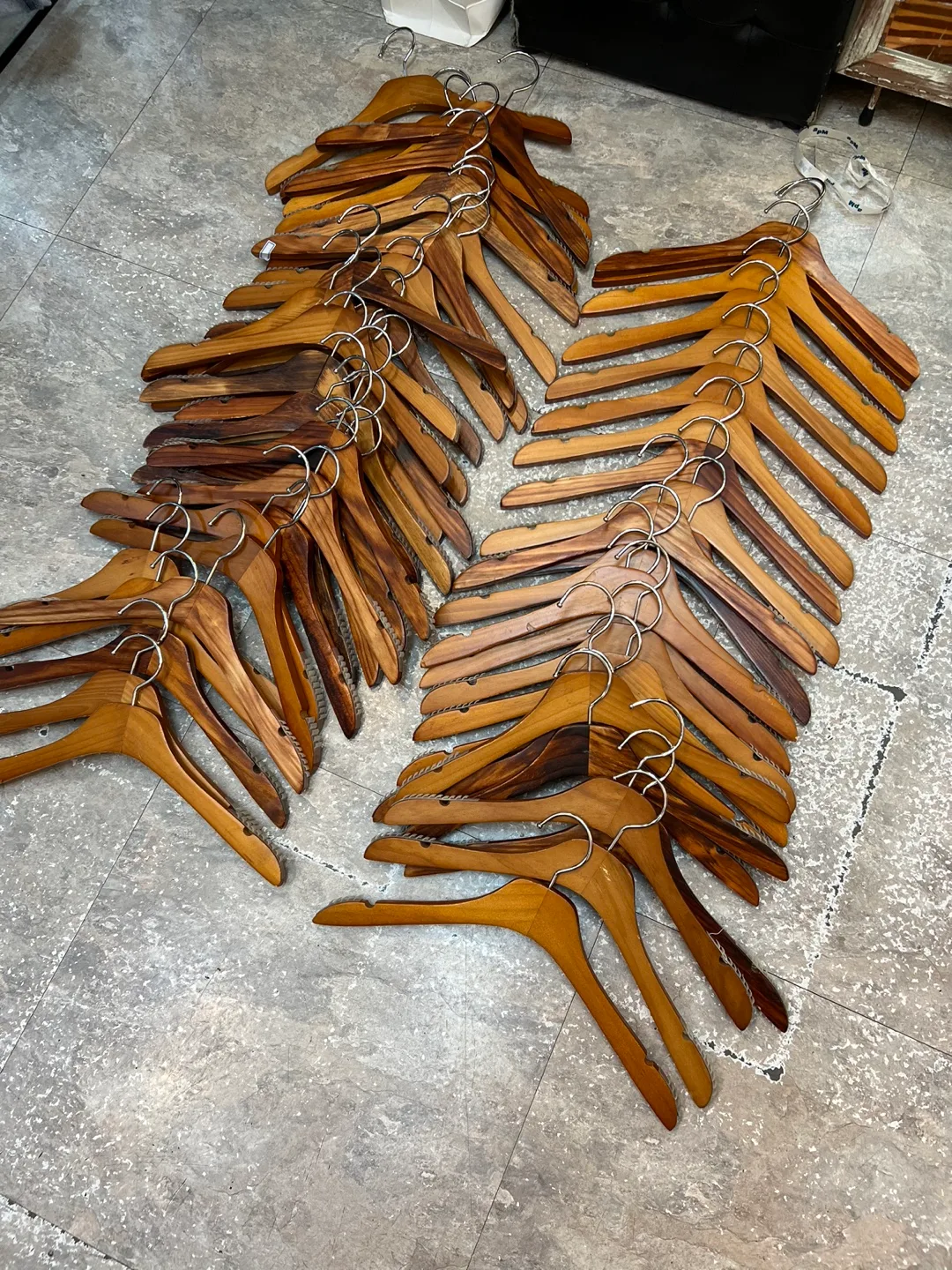 옷매장 옷걸이 (나무 ) 중고 50개 (10개단위 판매 가능)