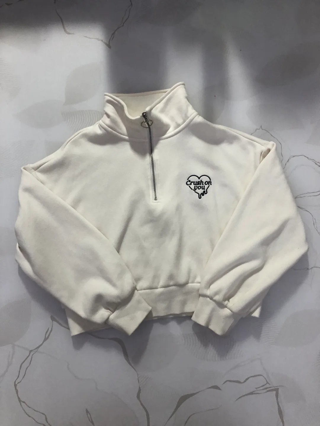 더데이걸즈 반집업 크롭 융기모 맨투맨 140사이즈 판매합니다.