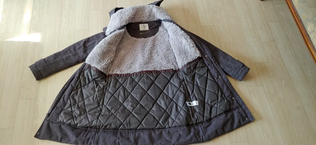 에이클 경량 후드 파카 m 사이즈입니다.