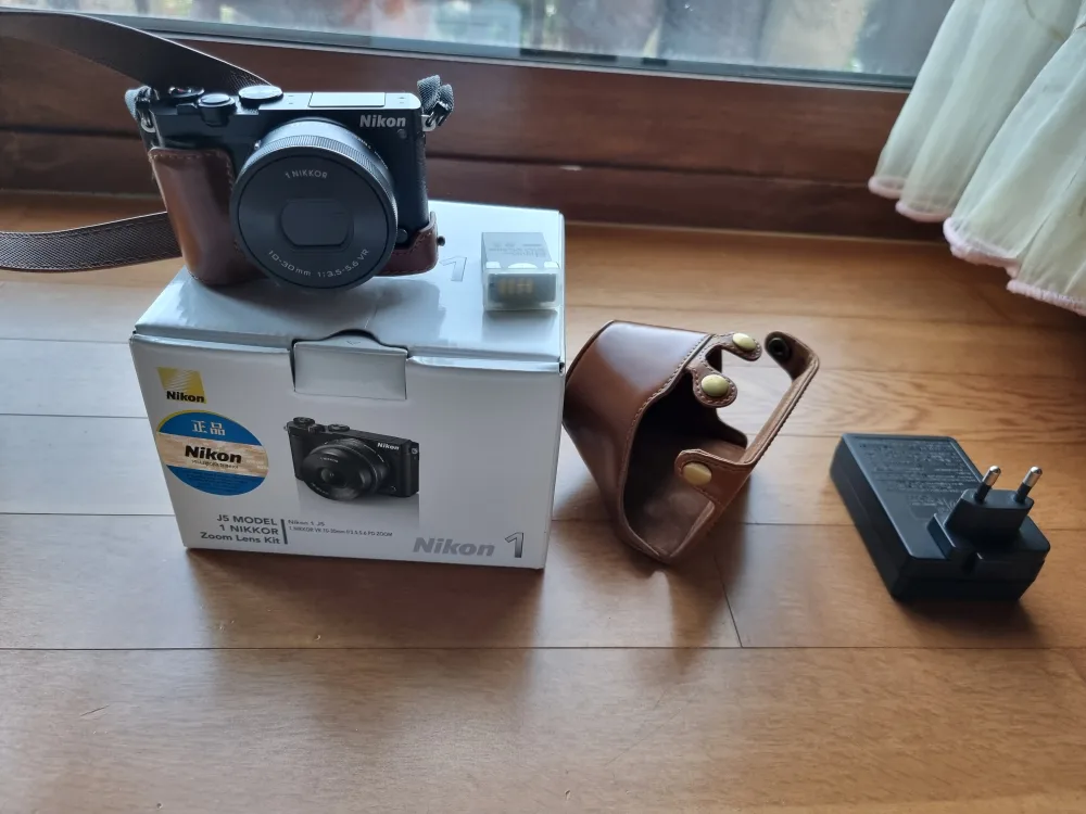 니콘1  J5 카메라 신품같은 중고 팝니다