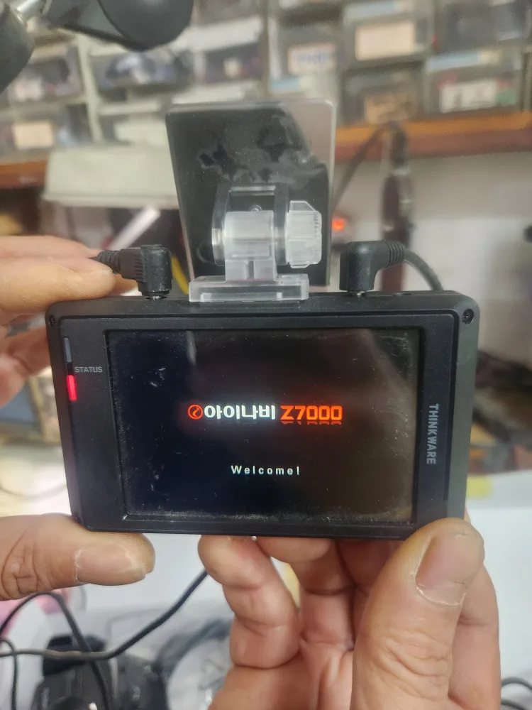 아이나비 블랙박스 z7000 중고 팔아요.