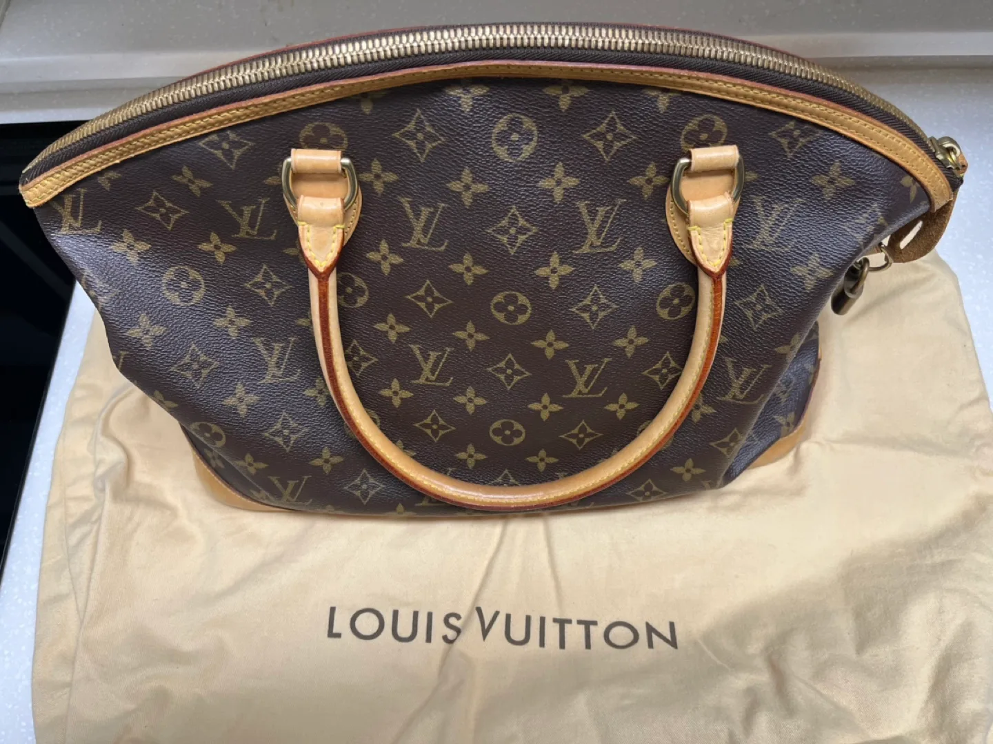 루이비통 락킷백 판매합니다.