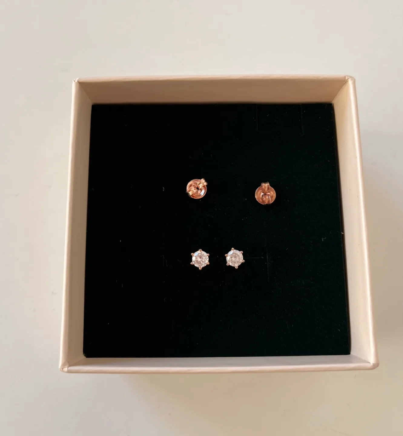 로즈몽 큐빅 귀걸이(1새거,1중고)(품질보증서 있음)