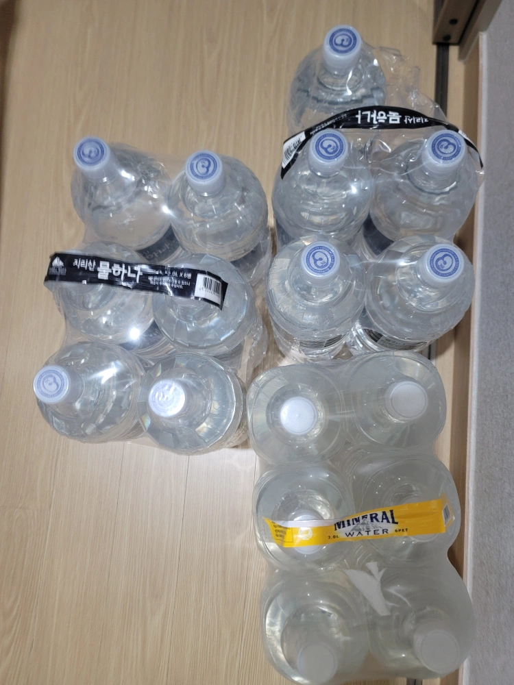 💦 2리터 생수 17병 + 생수병 손잡이 | 공도읍 | 기타 중고물품 | 당근 중고거래