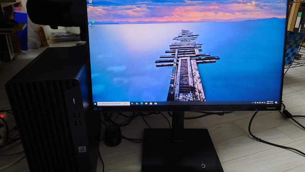 HP 프로데스크 400 G7 컴퓨터와 삼성 LF24T452 모니터 판매
