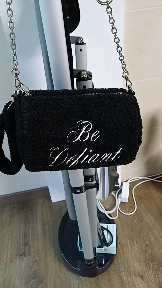 Be Defiant 체인백 블랙 양털 뽀글이 크로스