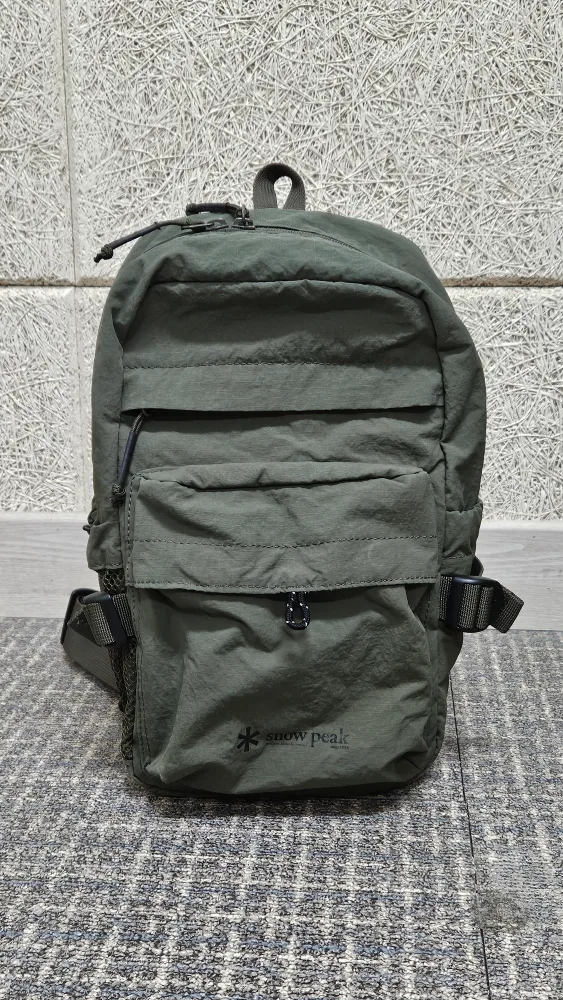 스노우피크 슬링백 가방 카키색 팝니다.