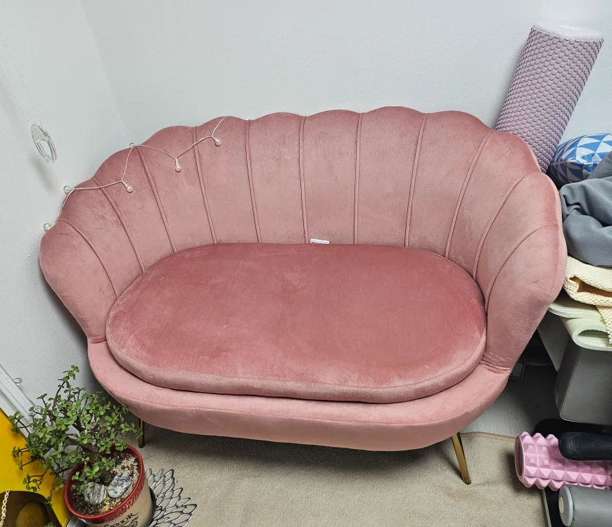 이쁜 벨벳 핑크 2인쇼파.(다리 받침 골드색)처분가