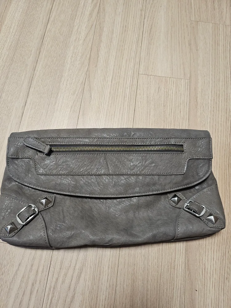 중고 vov 클러치백 팝니다.