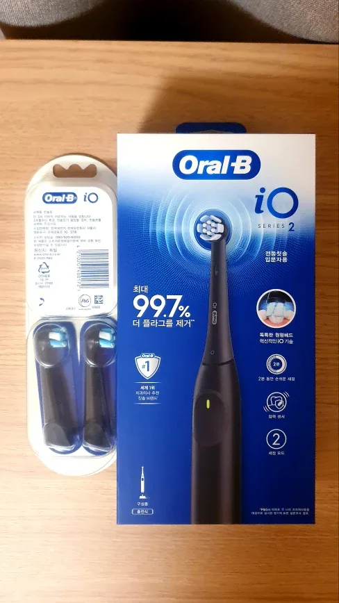 (미개봉 새상품)오랄비 iO2 전동칫솔 블랙 + 리필모 2입