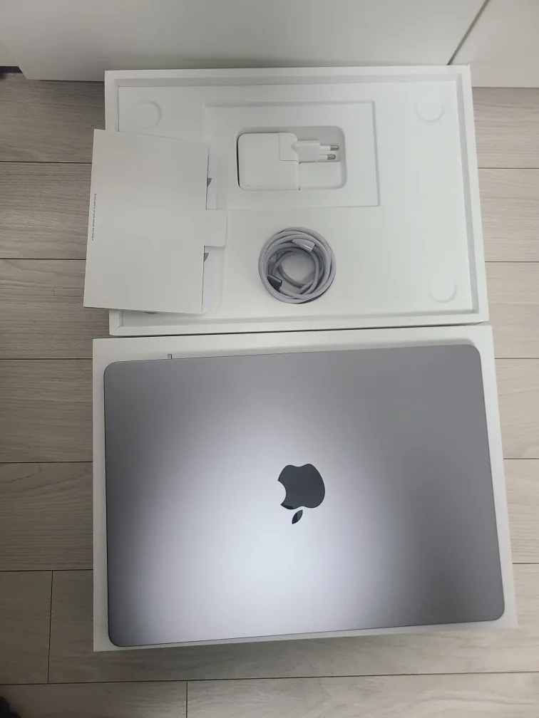 2022 맥북 에어 13 M2 8코어 256GB (24년 4월 구매) 박스풀셋 투명케이스포함