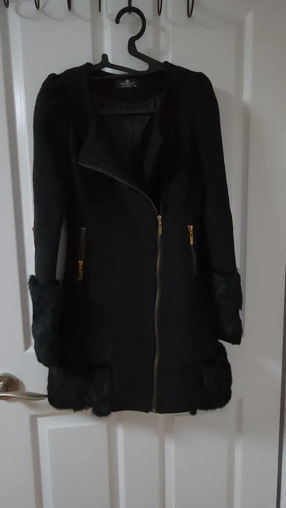 블랙 퍼 트리밍 코트