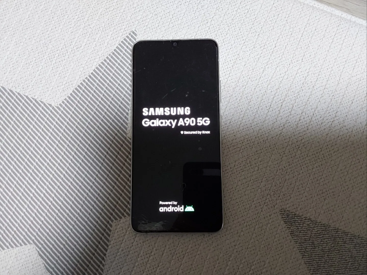 갤럭시 A90 5G 중고폰 판매합니다.(깨짐 있음)