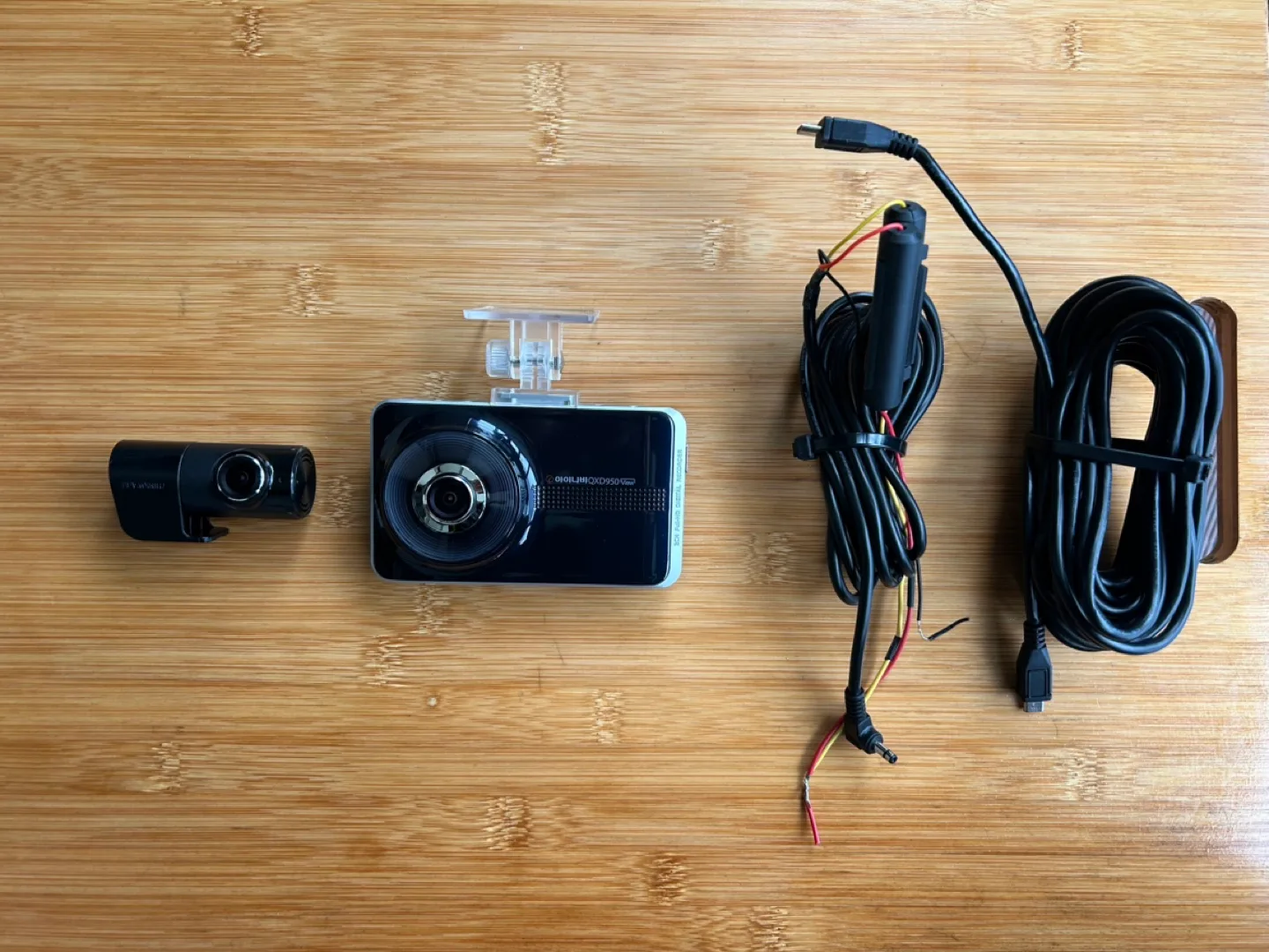 2채널 블랙박스(아이나비 QXD950+32GB) 중고 판매합니다.