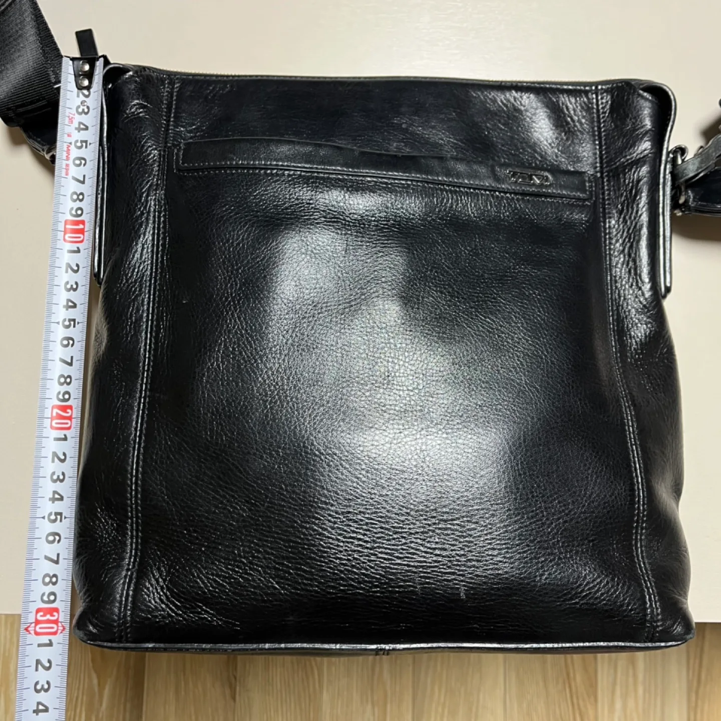 투미 가죽 크로스백