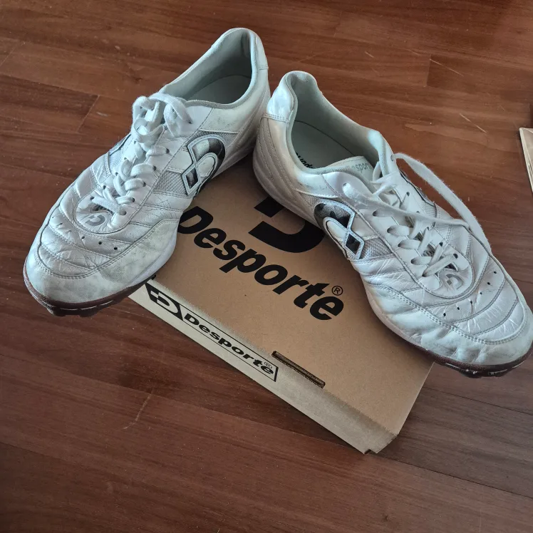 데스포르치 상루이스 풋살화 화이트 중고 275 팔아요
