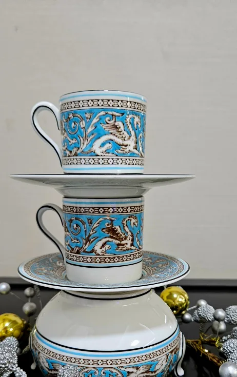 웨지우드 플로렌틴터콰즈 에소잔 듀오 2조 4ps가격 귀하다는 백마크  블랙항아리구요. 단종된지 오래된 (앤틱)