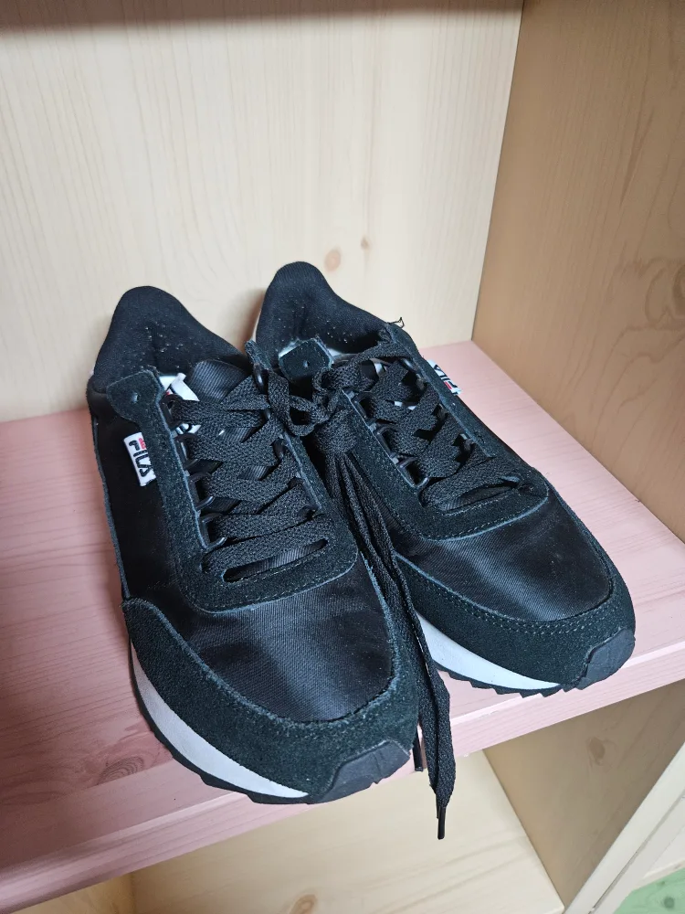 240 필라 운동화 중고 팝니다.