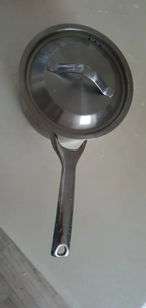 편수 냄비 내놓아요