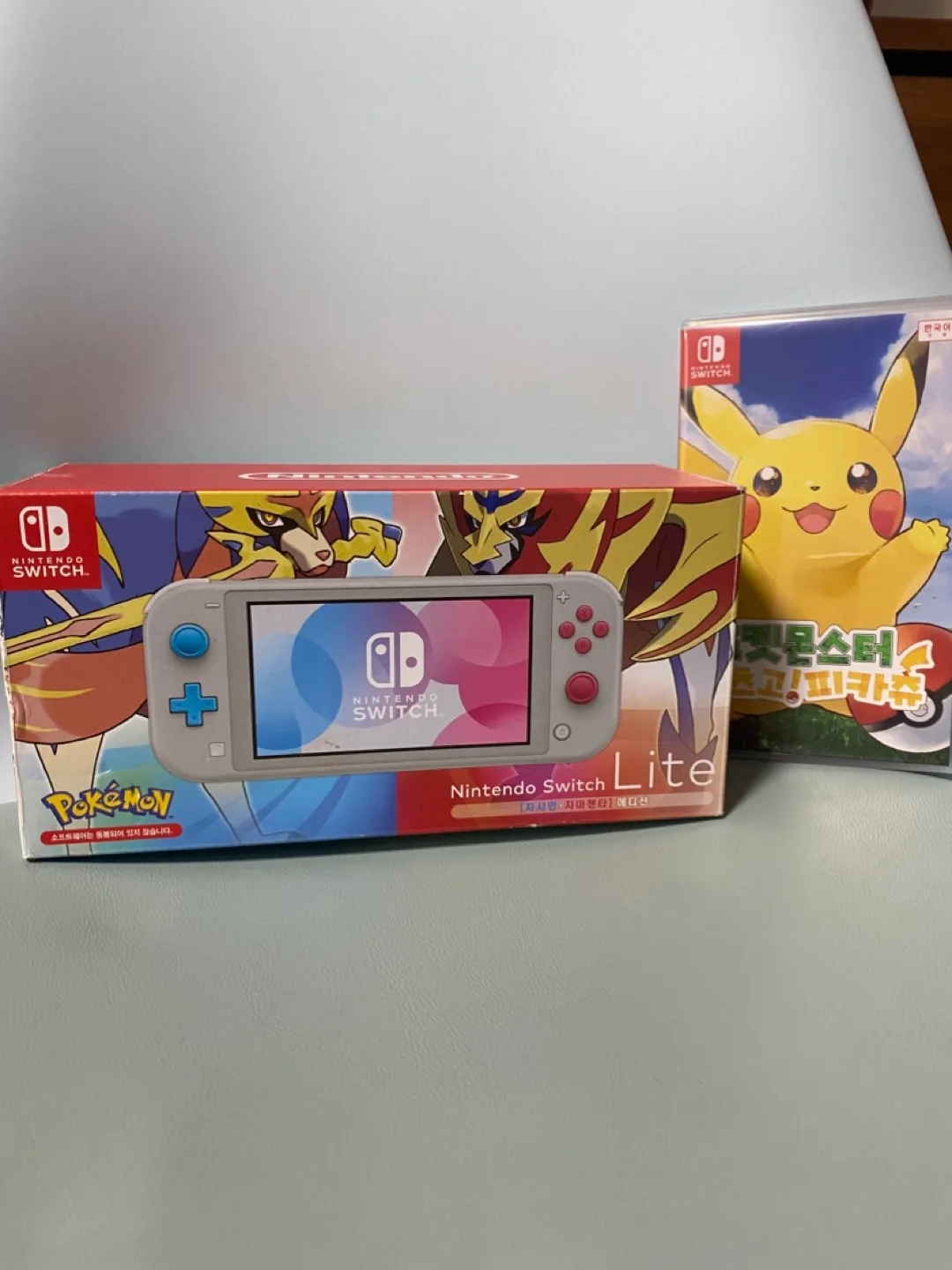 닌텐도 스위치 라이트 포켓몬 에디션 중고 팝니다.