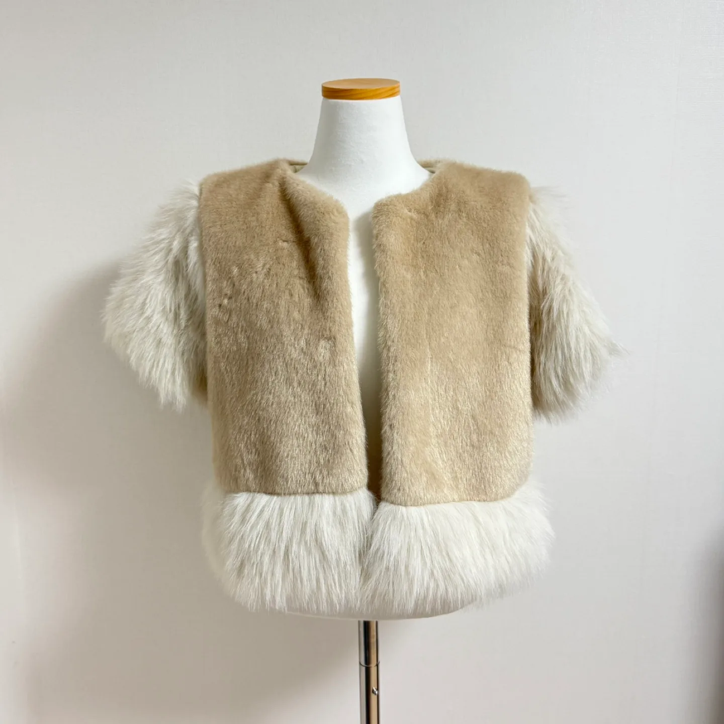 베이지 반팔 퍼