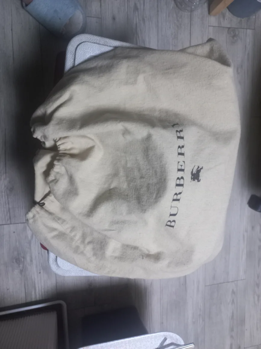 중고 버버리 명품백 희귀탬 매입가 250만원데 저렴하게 판매합니다