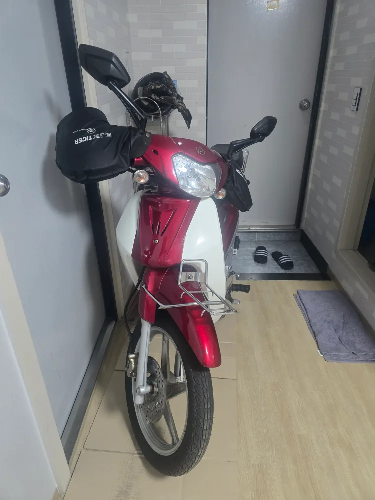 중고가게에서 새로 산 오토바이는 몇 달이 되었다.