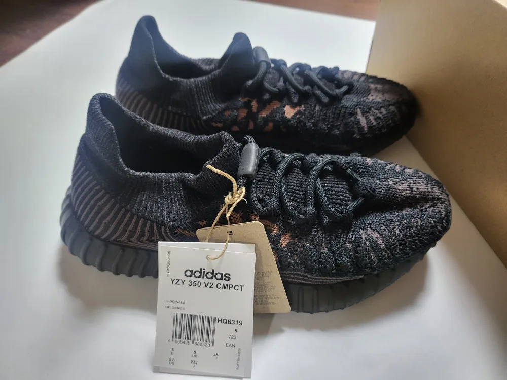 아디다스 이지 부스트 350 V2 컴팩트 235