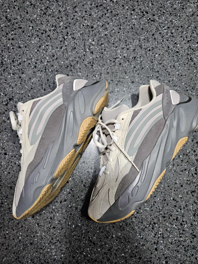 Adidas Yeezy Boost 700 V2 Tephra (아디다스 이지부스트)
