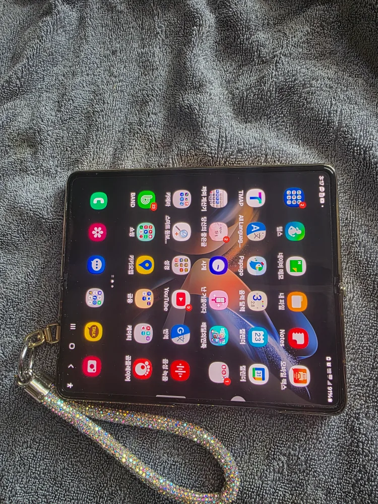 폴드 4 제급제 휴대폰 중고판매합니다. 절충가능 박스 x