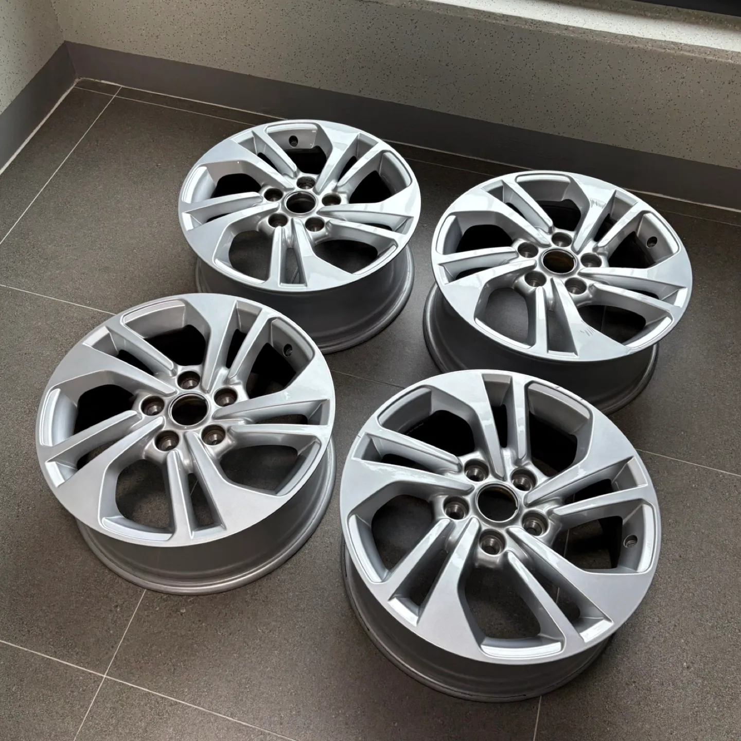 르노삼성 SM3 네오 19년식 16인치 순정휠 중고휠 한 대분 판매합니다.