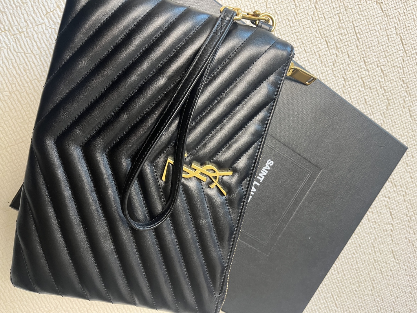 cos(코스) 리플 크로스바디백 블랙