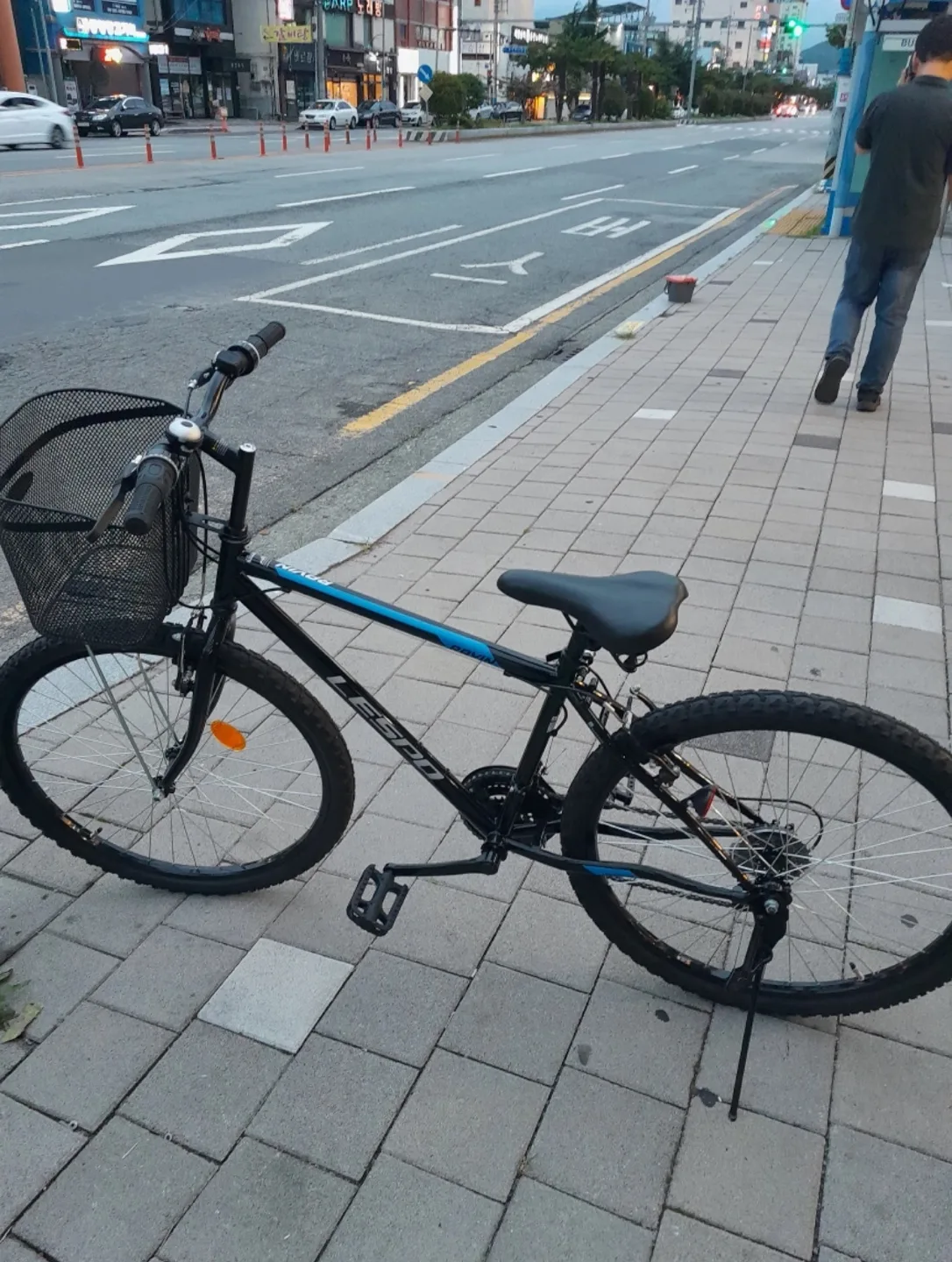 라빈 자전거(라이트, 안전모, 자물쇠 포함) 팝니다