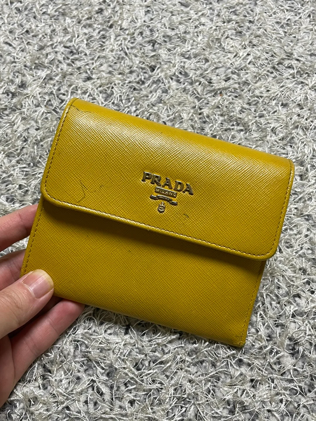 프라다 지갑 팝니다.