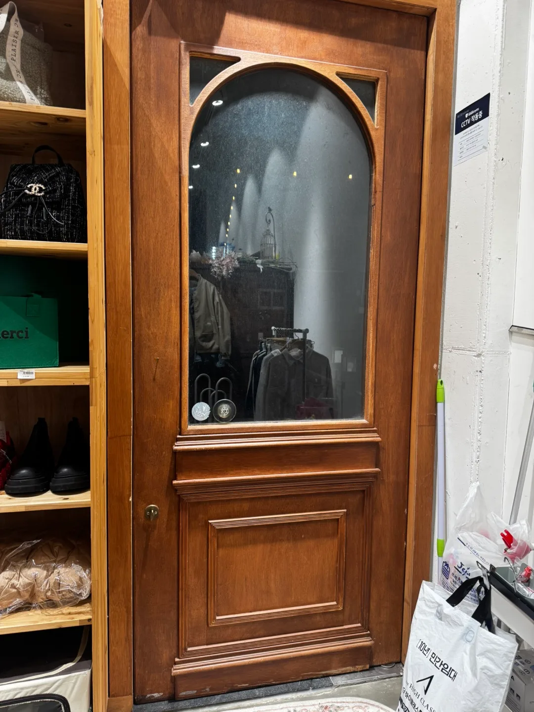 중고 매장 문짝