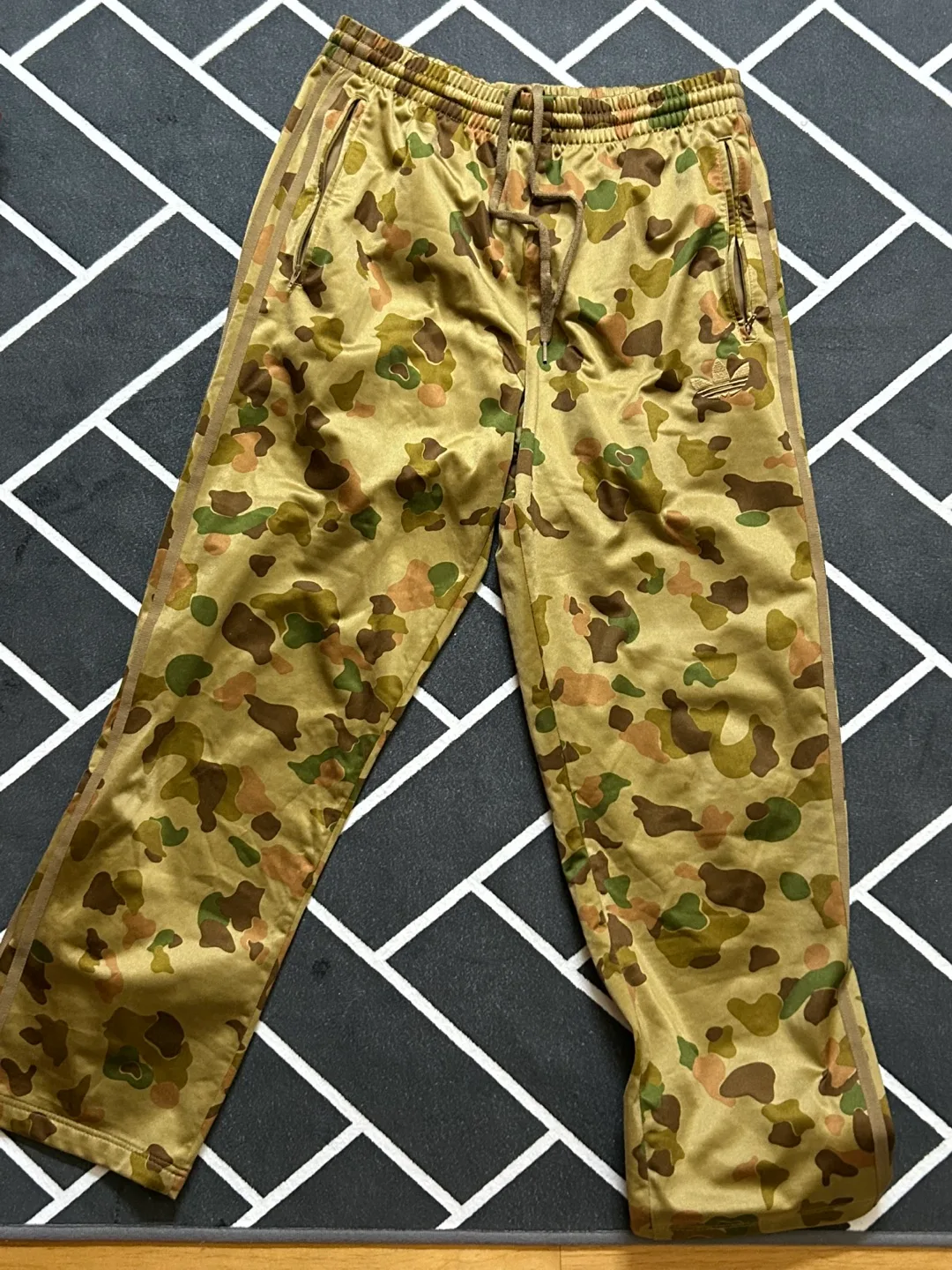 아디다스 츄리닝팬츠 카모